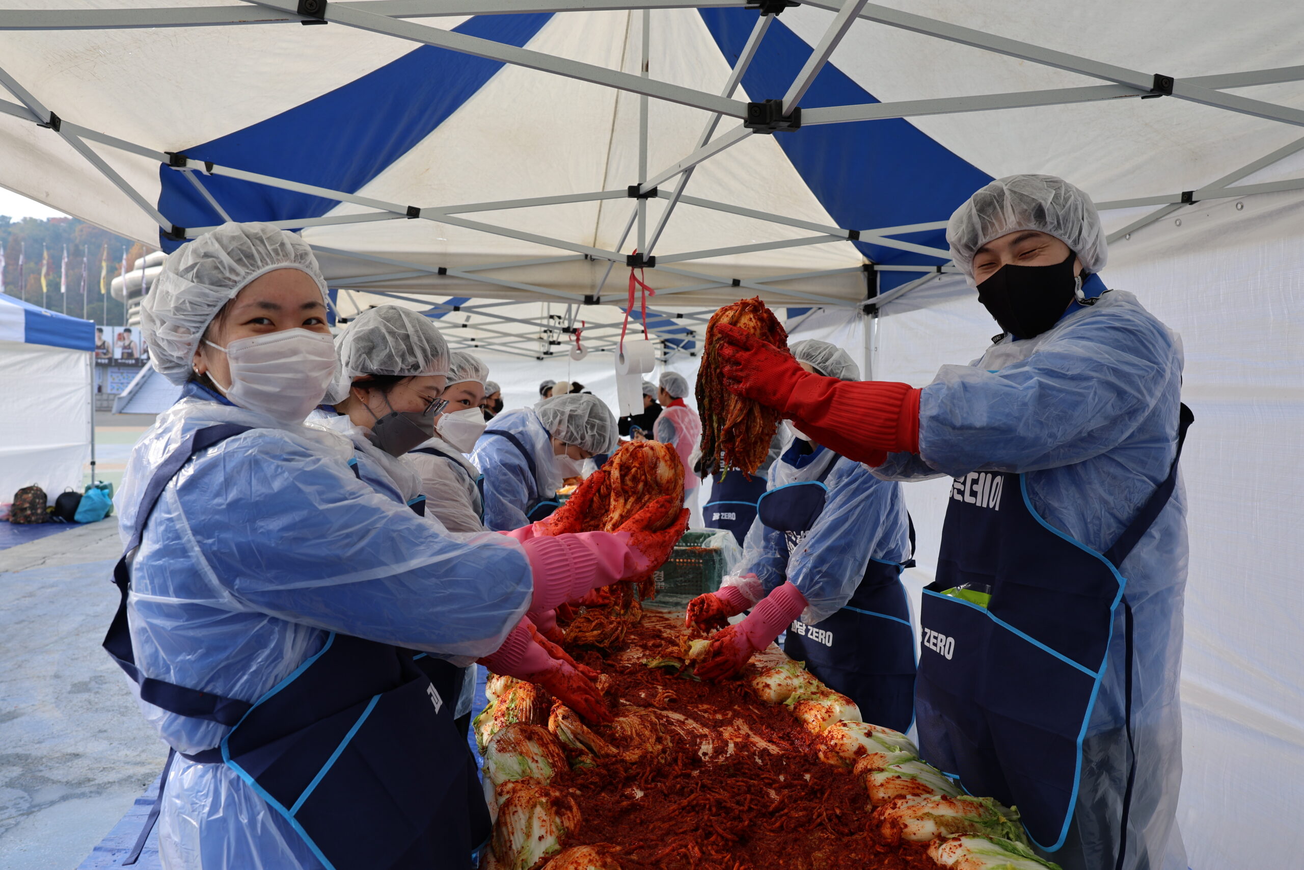 무학, 2025 창원 사랑의 김장나눔 봉사 활동 참여